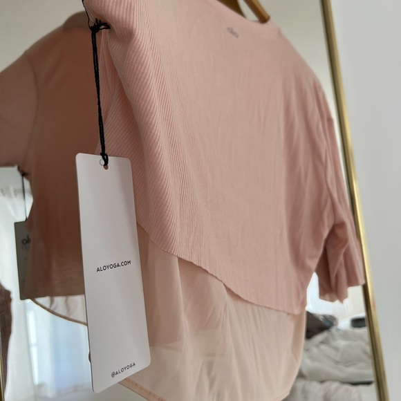 NWT Alo Yoga T-Shirt size Medium in Nectar - Picture 2 of 12